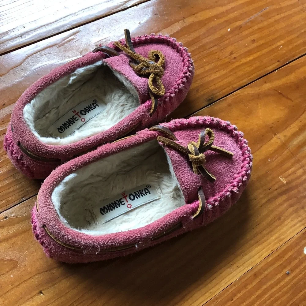 Minnetonka toddler girls 7 pink slippers moccasins shoes faux fur leather ties